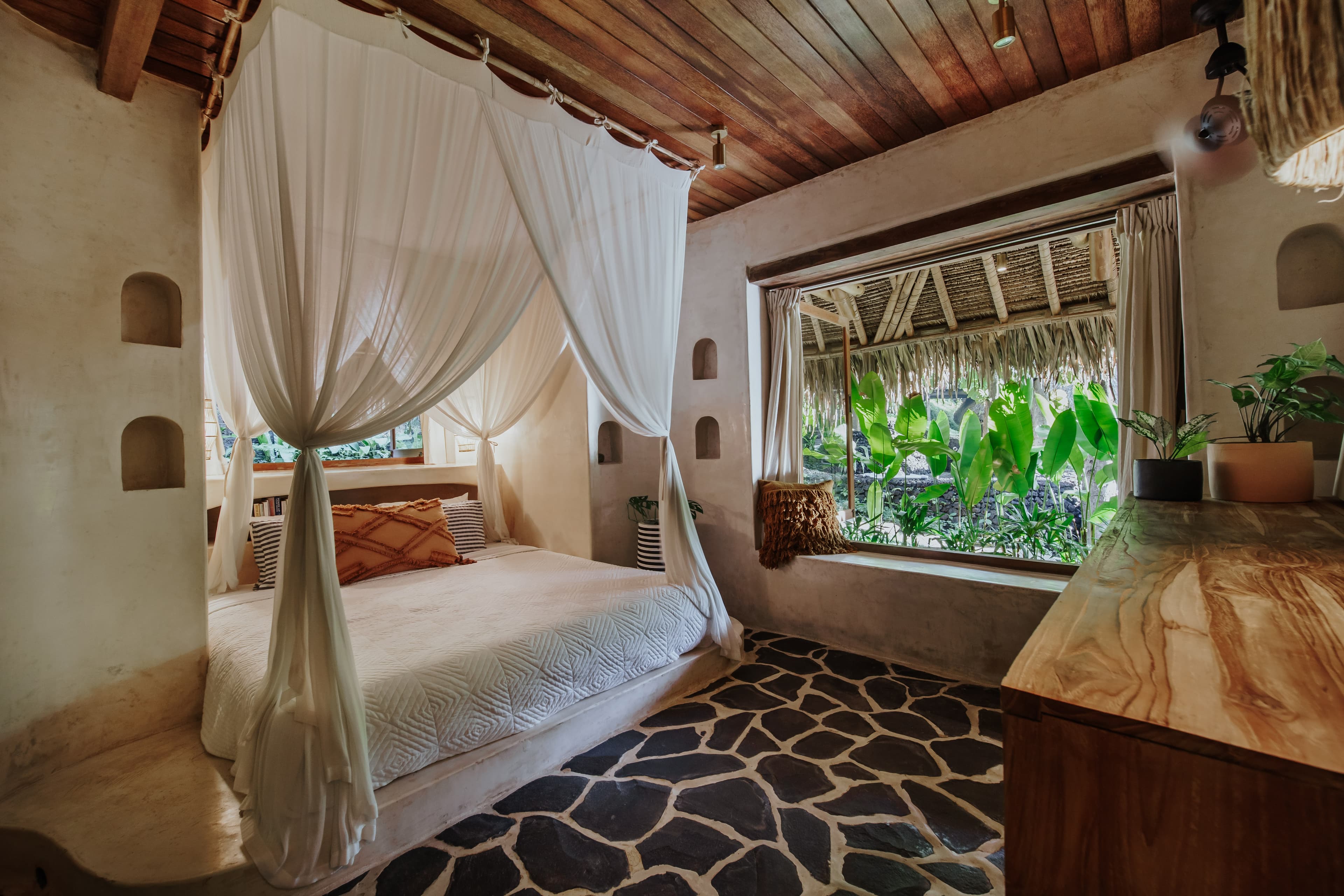 Kailash Villa — four-poster bedroom with garden views